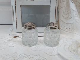 Glazen peper en zoutstelletje van glas