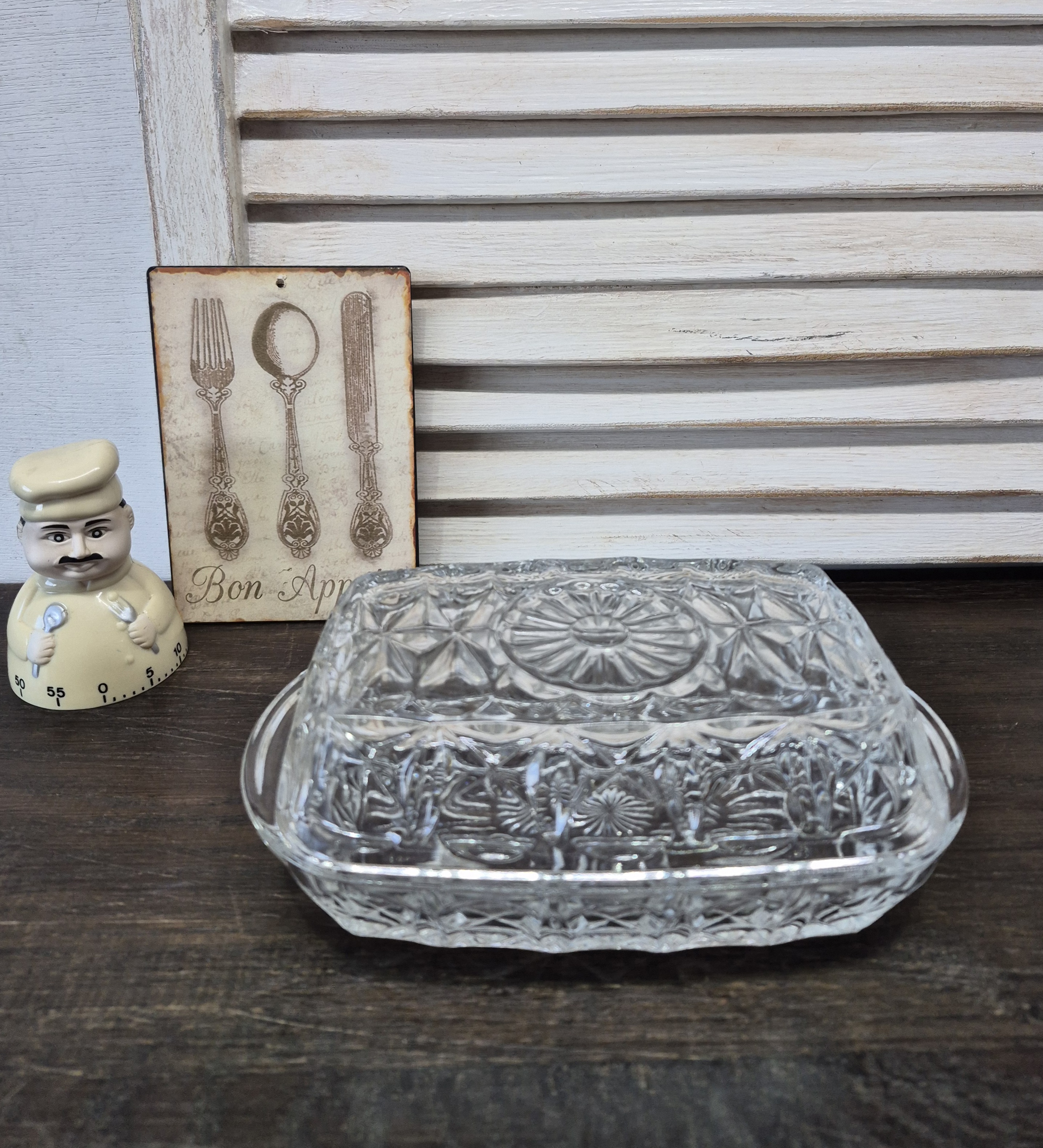 Glas en kristal in de keuken en op tafel