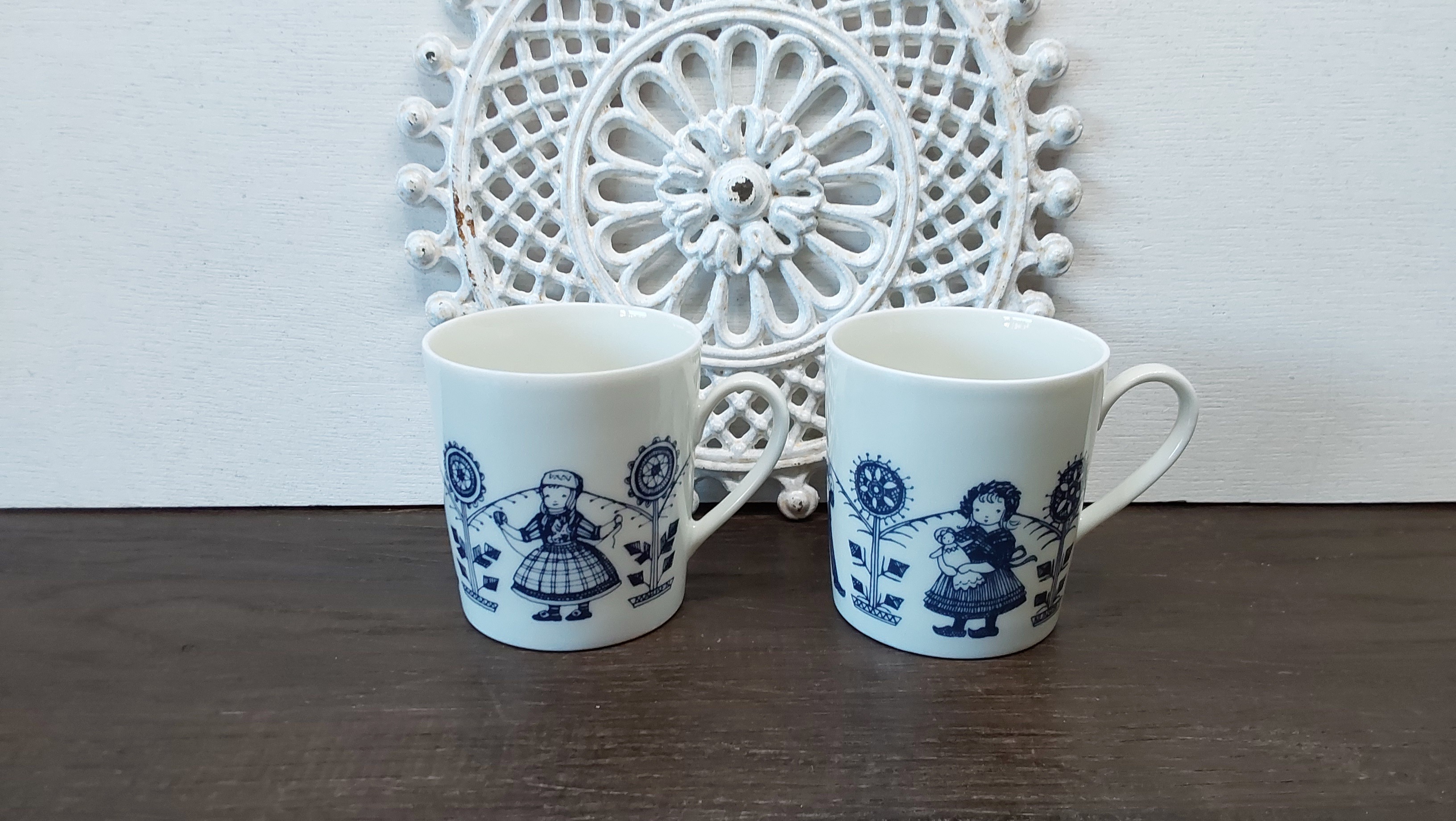 2 Porseleinen kopjes met klederdracht