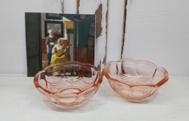 2 roze persglas schaaltjes