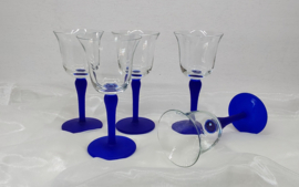 5 Wijnglazen met blauwe voet