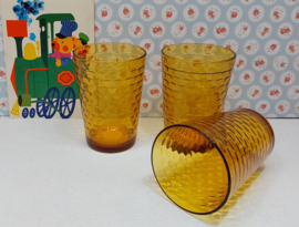 3 amberkleurige glazen