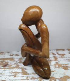 Houten sculptuur 'de Denker'