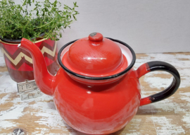 Rood emaille theepotje