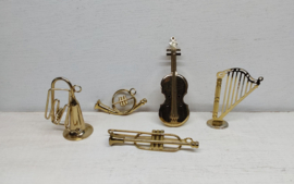 Koperkleurige muziekinstrumenten