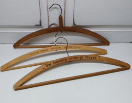 3 houten kleerhangers