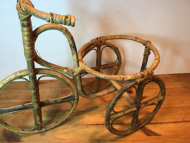 Manou, rotan fietsje voor een plant