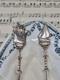 2 Douwe Egberts schepen lepeltjes