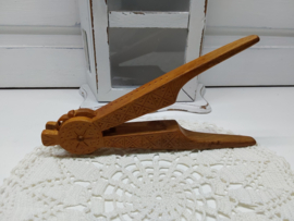 Scandinavische houten notenkraker
