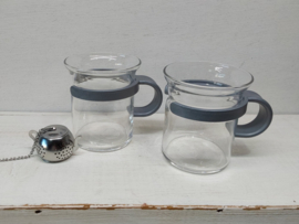 2 theeglazen met kunststof greepje