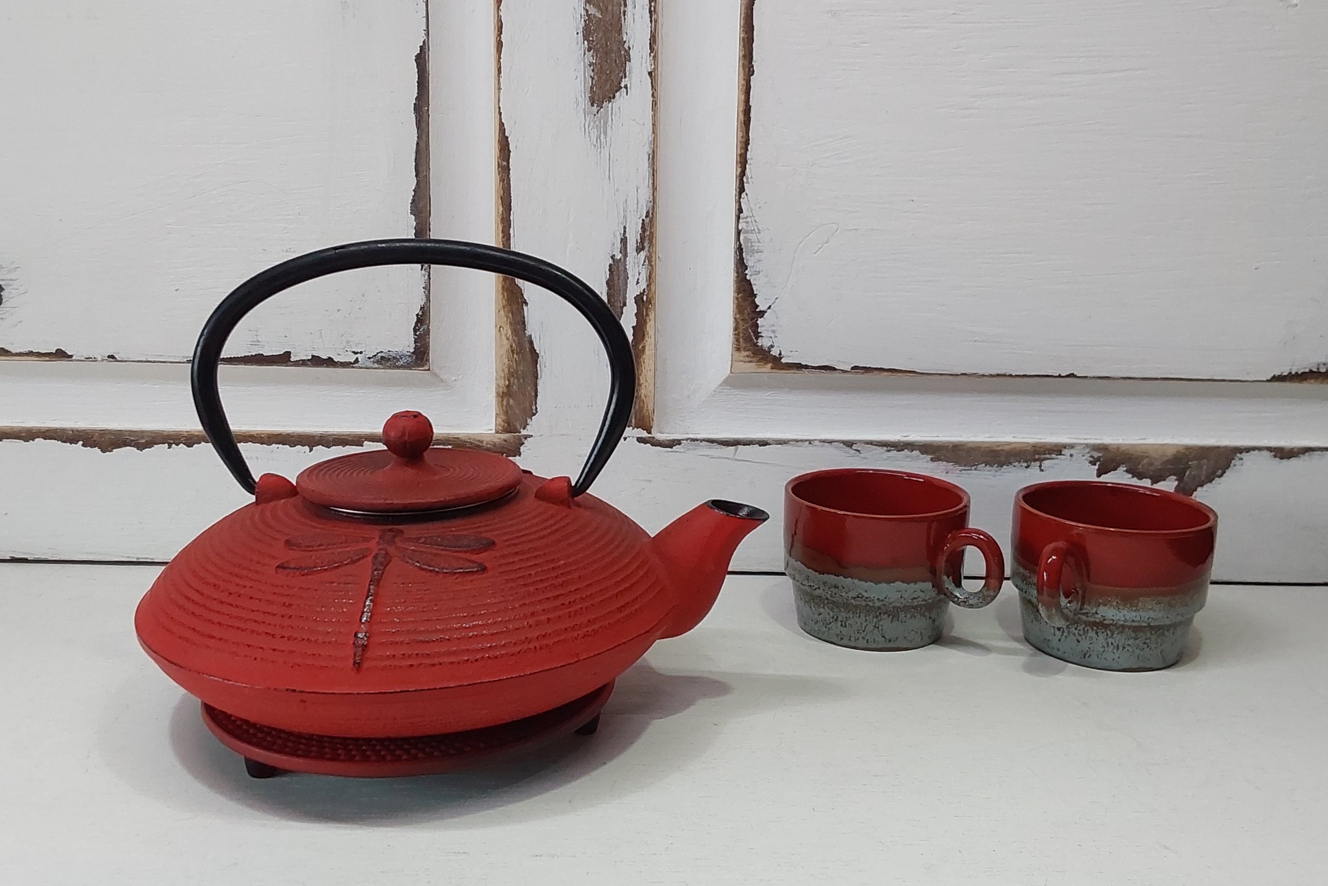 Gietijzeren theepot op onderzetter