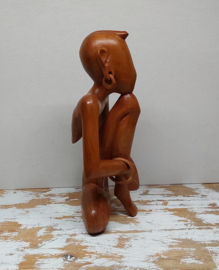 Houten sculptuur,  de Denker