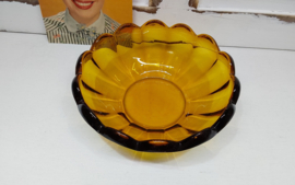Amberkleurige persglas schaal