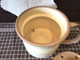 Crèmekleurige melkkoker