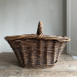 BU20110151 Old French rustic basket with handle made of thick woven willow in beautiful condition! Size: 28.5 cm high (to handle) / 55 cm long / 37 cm cross section.