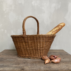 BU20110106 Grote oude Franse boodschappen mand van gevlochten riet perfect voor dagelijks gebruik. In prachtige staat! Afmeting: 26 cm. hoog (tot hengsel) en 48 cm. hoog (t/m hengsel) / 56 cm. lang / 35 cm. breed.