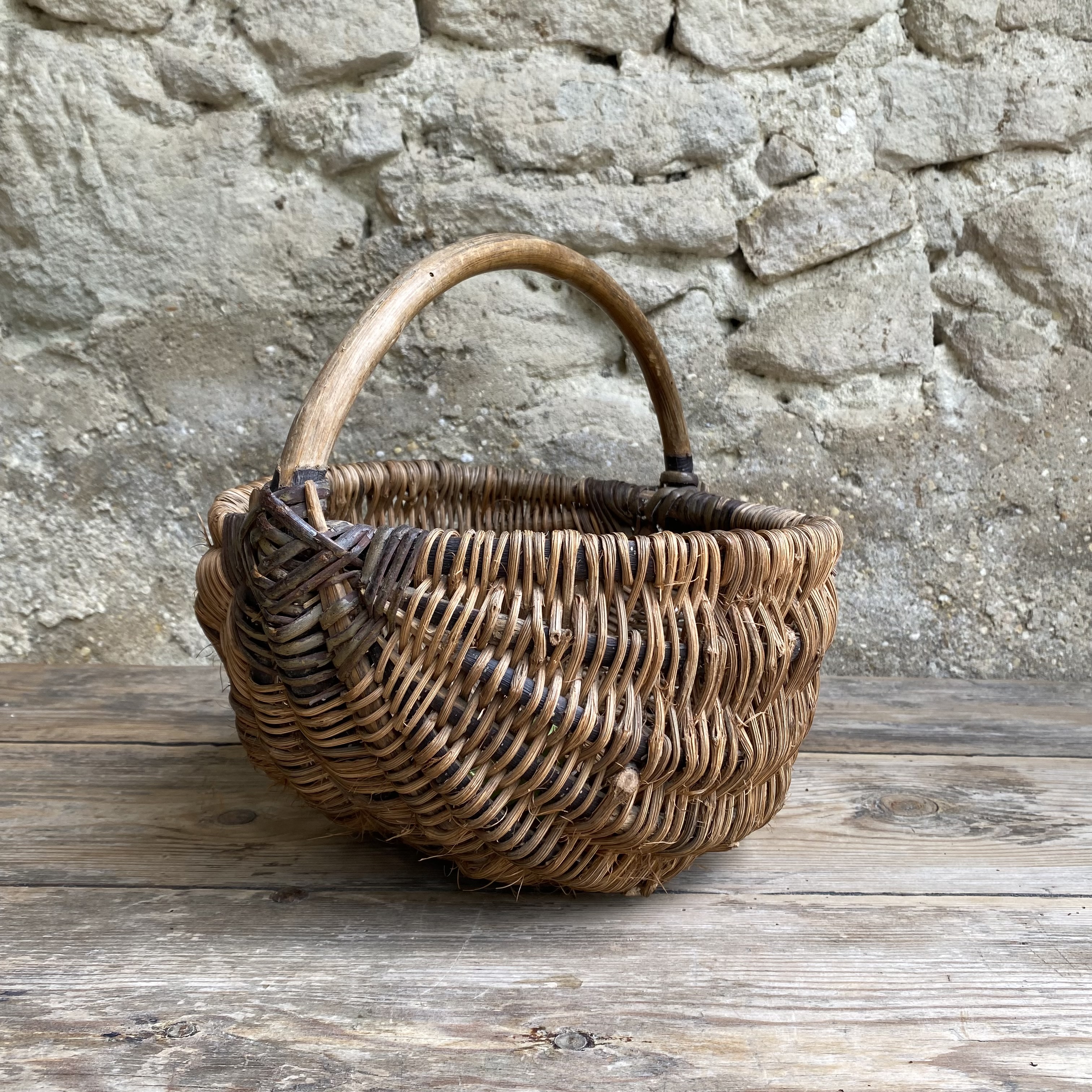 BU20110180 Old French harvest basket, probably made of woven chestnut wood, in beautiful condition! Size: 16 cm high (to the handle) / 28 cm cross section