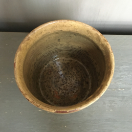 AW20110809 Antieke Franse pot in prachtige verweerde okerkleur. Mist een minimaal chipje (zie foto ), verder in zeer mooie staat! Afmeting: 13,5 cm. hoog / 11 cm. doorsnede.