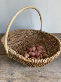 BU20110165 Oude Franse oogstmand van gevlochten wilgenteen in prachtige staat! Afmeting: 46 cm lang /  36 cm  breed /  16 cm hoog (tot hengsel) 33 cm hoog (inclusief hengsel)