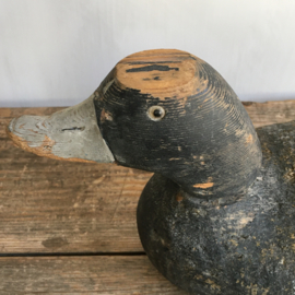 OV20110600 Antique wooden French decoy duck in weathered gray tones and in beautiful condition! Size: 32 cm. long / 16 cm. high.