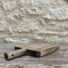 OV20111112 Old French cutting board in beautiful slightly grayed condition! Size: 30 cm long (to the handle) / 43 cm (up to the handle) / 24.5 cm wide / 4 cm thick