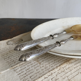 OV20110734 Old French salad servers made of polished bone and beautifully decorated silver-plated handles. The fork is missing a minimal particle on one of the teeth, otherwise in beautiful condition! Size: 28 cm. long.