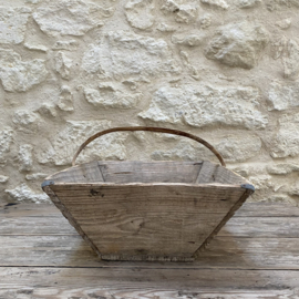 BU20110202 Old French wooden grape harvest basket in beautiful weathered -grey condition with nice iron corner details! Size: 48 cm long / 18 cm high (to handle) / 25.5 cm high (including handle) / 35.5 cross section.