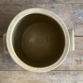 AW20111211 Grote oude Franse pot van grès aardewerk in prachtige staat! Afmeting: 25,5 cm hoog /  21,5 cm doorsnede (bovenzijde) / 23 cm doorsnede (onderzijde)