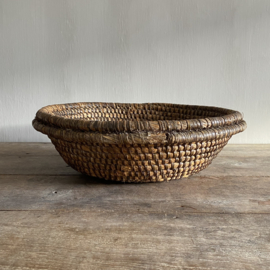 OV20110806 Large antique French olive harvest basket of woven reed in beautiful condition! Size: 41.5 cm. diameter / 13.5 cm. high