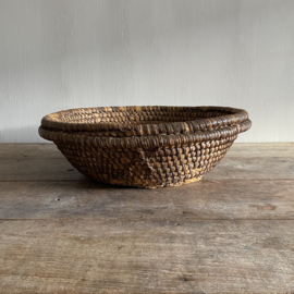 OV20110806 Large antique French olive harvest basket of woven reed in beautiful condition! Size: 41.5 cm. diameter / 13.5 cm. high