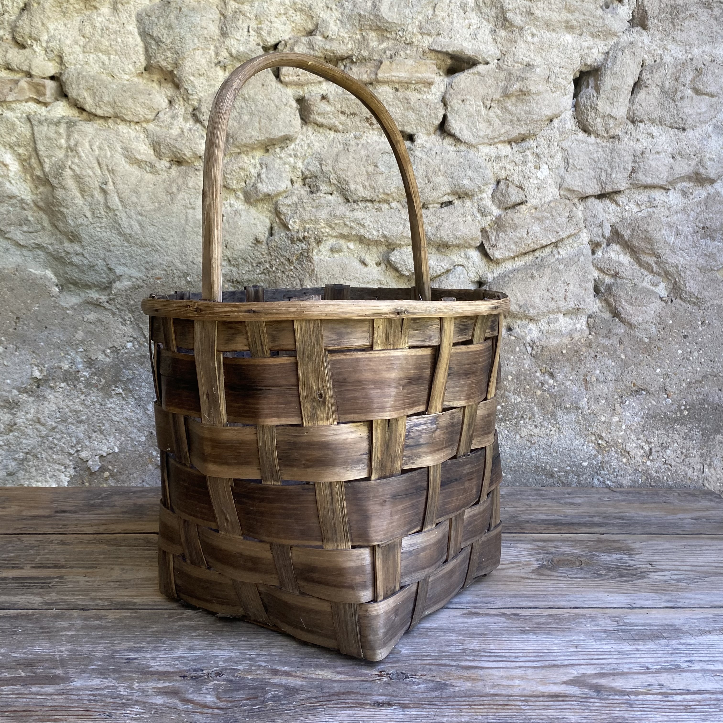 BU20110177 Oude Franse oogstmand van gevlochten kastanjehout in prachtige staat! Afmeting:  27,5 cm hoog (45 cm t/m hengsel) /  32,5 cm doorsnede