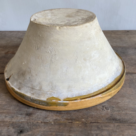 AW20111078 Antique South French bowl period: 19th century in beautiful ocher colour shade and beautiful condition! Size: 36 cm cross section  / 18 cm high.