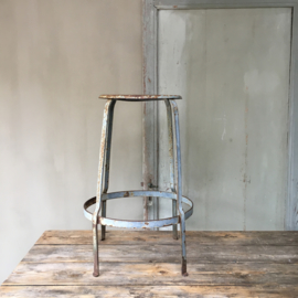 OV20110481 Tough old metal French studio stool from Paris. Beautiful blue patina in very nice condition! / Size: 72 cm. high / 35 cm. section. Pickup only.