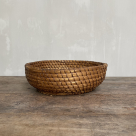OV20110825 Small old French harvest basket of woven reed in beautiful condition! Size: 11 cm. high / 34 cm. cross section.