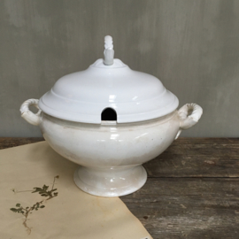 AW20110746 Antique Belgian tureen stamp -B F Boch Fréres - period: 1887-1910 in beautiful condition! The tureen is beautifully buttered, the lid has been used little and is still pure white / Size: 26.5 cm. high (up to the handle)/ 22.5 cm. cross section.