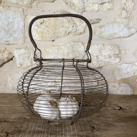 OV20111072 Old French File de Ferre egg basket, but... also nice for your shallots or garlic. In good condition, see photos for details. Size 16 cm high (to the handle) / 15 cm diameter (top) / 20 cm diameter (across the "belly").