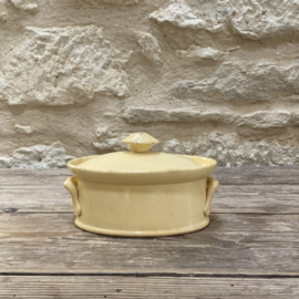 AW20111302 Antique French tureen size 7 in beautiful soft yellow.. stamp - Terre a Feu UC Sarreguemines - period: before 1895 has a small, stable hairline on the lid, otherwise in beautiful condition! Size: 17 cm long/ 7.5 cm high/12.5 cross section