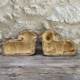 AW20111242 Antique French pâté mold / lamb in a beautiful yellow color. A minor chip (see photo) otherwise in beautiful condition! Size: 29.5 cm long / 23.5 cm high