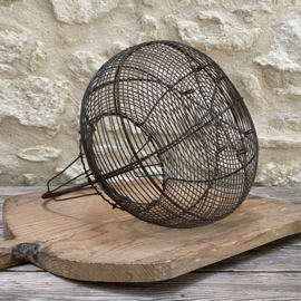 OV20111061 Large old French Fil de Fer egg basket...also nice for your shallots or garlic in beautiful condition! Size: 21 cm high (to handle) / +/- 25 cm cross section (measured over the belly)
