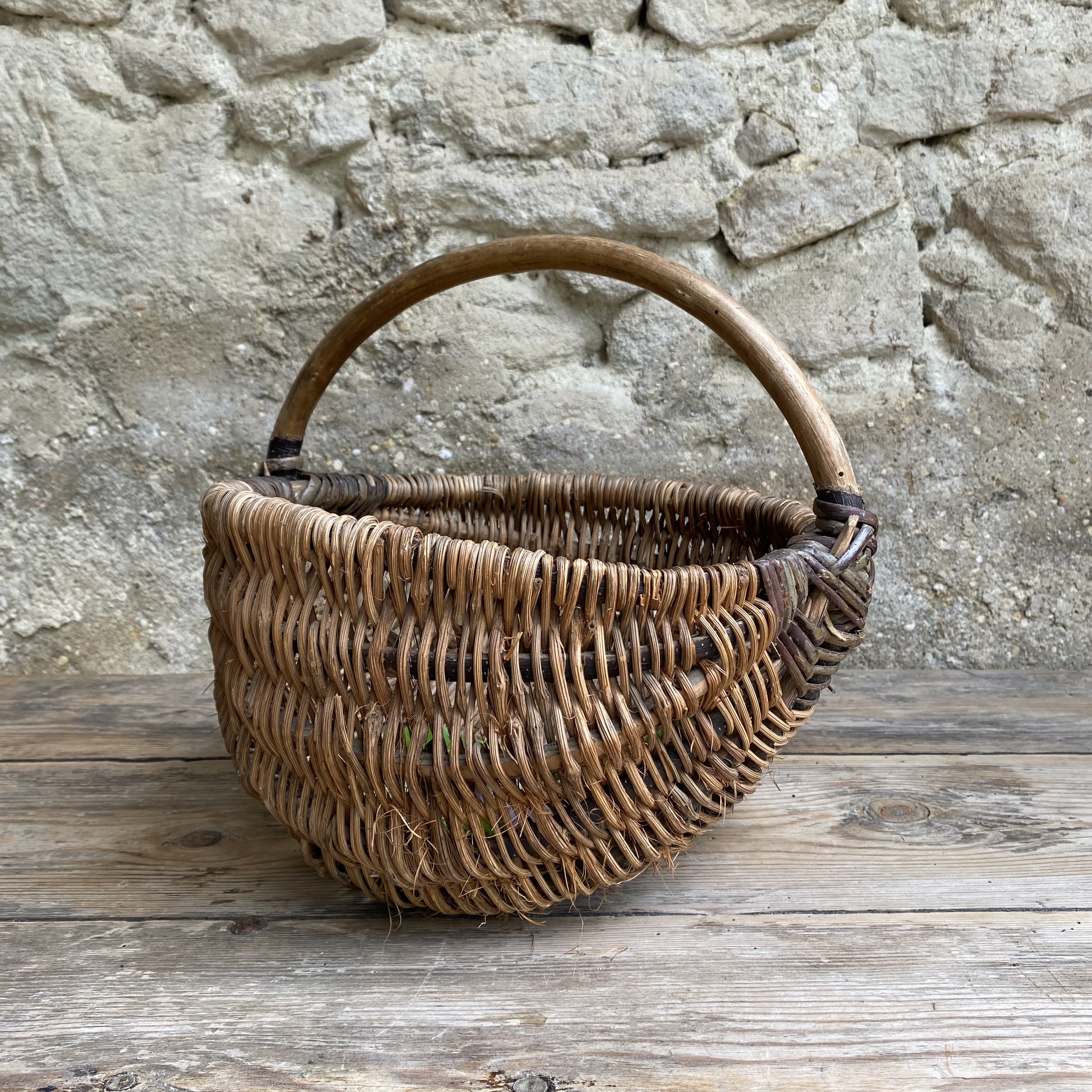 BU20110180 Old French harvest basket, probably made of woven chestnut wood, in beautiful condition! Size: 16 cm high (to the handle) / 28 cm cross section
