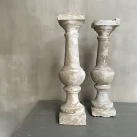 BU20110091 Set van 2 oude Franse betonnen balusters. Prachtig verweerde leemkleur. De linker baluster heeft een oude scheur op de voet (zie foto 7), maar deze kan geen kwaad. Afmeting: +/- 61 cm. hoog / 15 breed. Alleen ophalen!