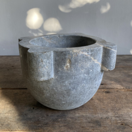 OV20111029 Antique French mortar of gray marble in beautiful condition! Size: 16 cm high / 27 cm cross section including handles.