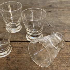 OV20110908 Set of 7 old French liqueur glasses with sober engraved motif period: 1920s in beautiful condition. Size: 7.5 cm high / 6 cm cross section.
