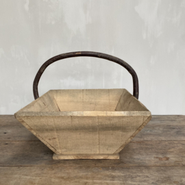 BU20110123 Old French wooden harvest basket used for picking grapes in beautiful condition. Size: 47.5 cm long / 16 cm high / 33 cm wide.