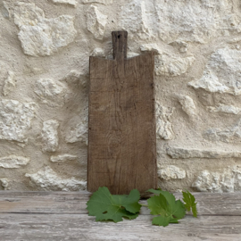 OV20111111 Old French wooden cutting board in beautiful slightly grayed condition! Size: 40 cm long (to the handle) / 49 cm (up to the handle) / 20 cm wide / 3 cm thick