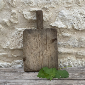 OV20111112 Old French cutting board in beautiful slightly grayed condition! Size: 30 cm long (to the handle) / 43 cm (up to the handle) / 24.5 cm wide / 4 cm thick