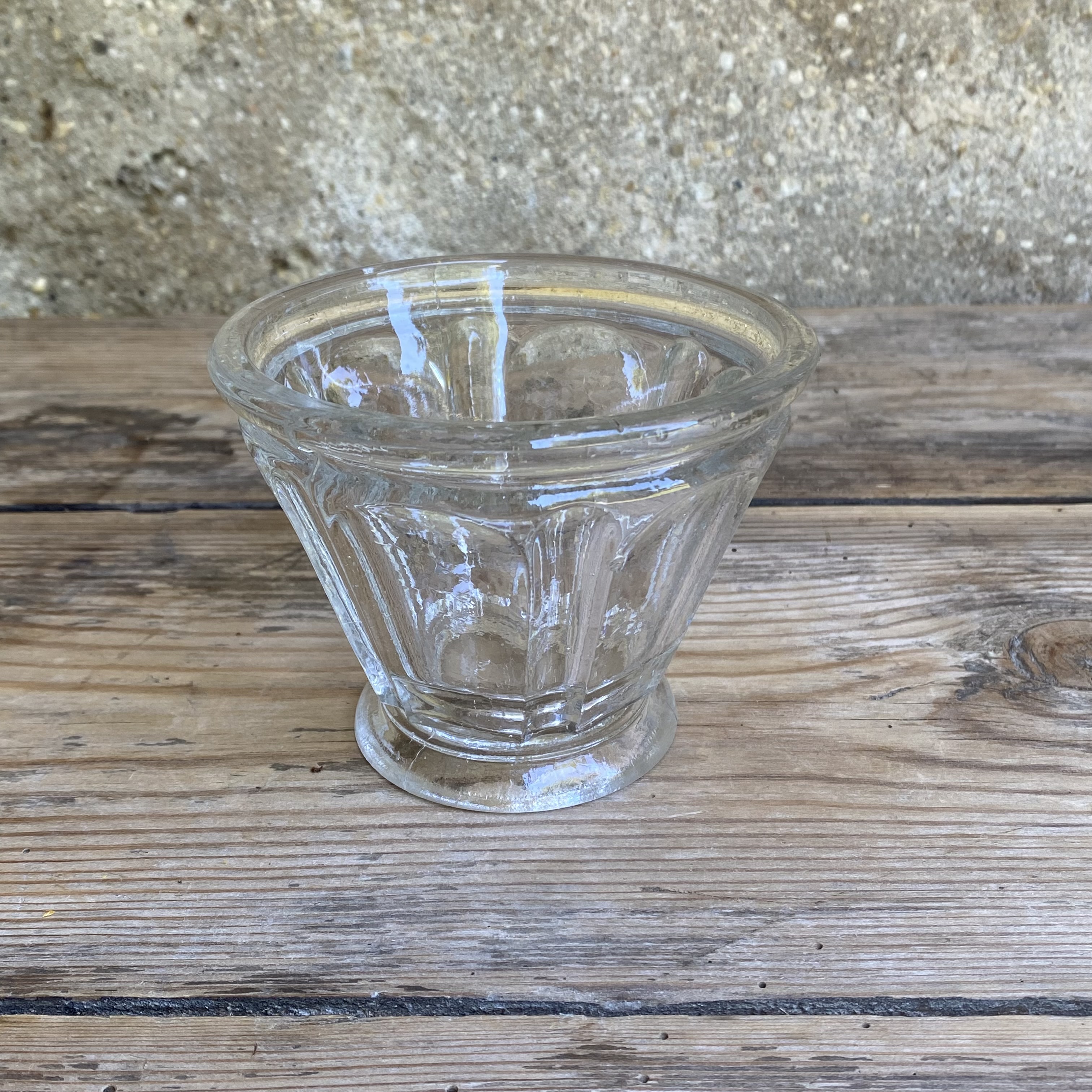 OV20111065 Antique French confiture jar on foot of mouth-blown glass, missing a minimal chip on the rim at the bottom (see photos for details), otherwise in beautiful condition! Size: 9 cm high / 11.5 cm cross section
