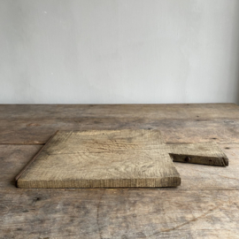 OV20110981 Old French wooden cutting board in weathered, but beautiful condition! Size: 38 cm long (up to handle) / 27.5 cm (to handle) / 23.5 cm wide / 1.5 cm thick.