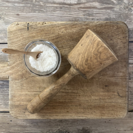 OV20111074 Old French rustic wooden pestle in beautiful condition! Size: +/- 23.5 cm long / 9.5 cm cross section.