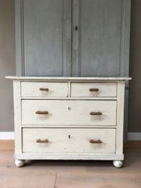 OV20110622 Old Swedish chest of drawers with presumably bone handles. In beautiful condition and original worn creamy white color. Size: 1 mtr. long / 54 cm. deep / 77 cm. high. Pick up or delivery only for a fee.